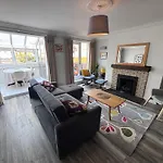 Central, Comfortable And Spacious 4 Bed Duplex