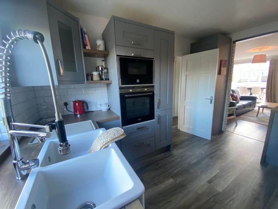 Central, Comfortable And Spacious 4 Bed Duplex *