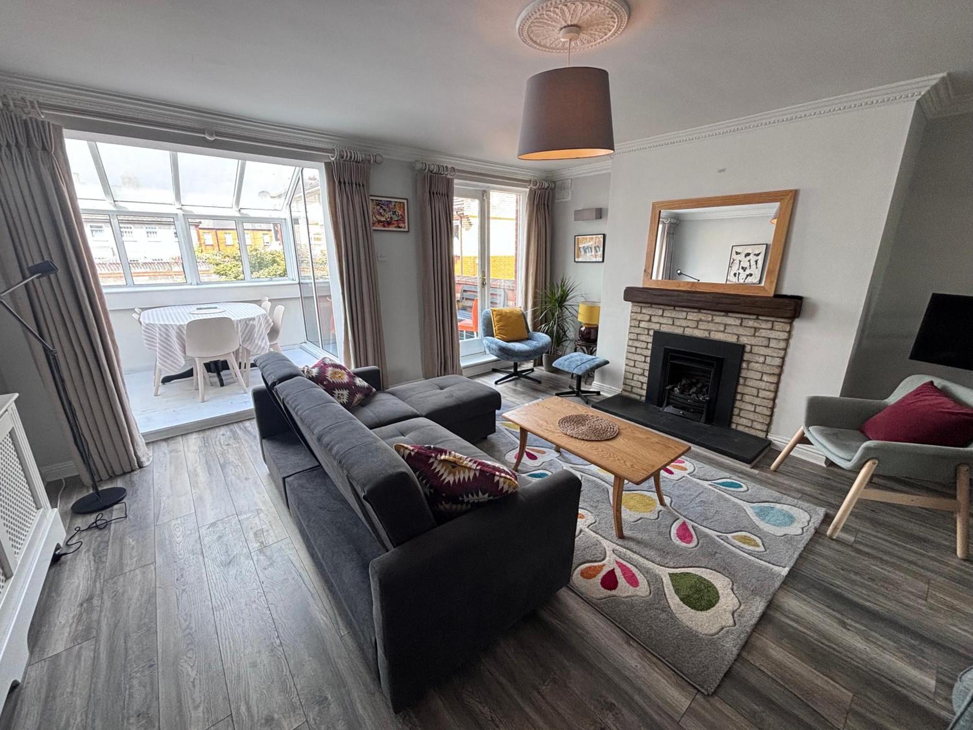 Central, Comfortable And Spacious 4 Bed Duplex Apartment *