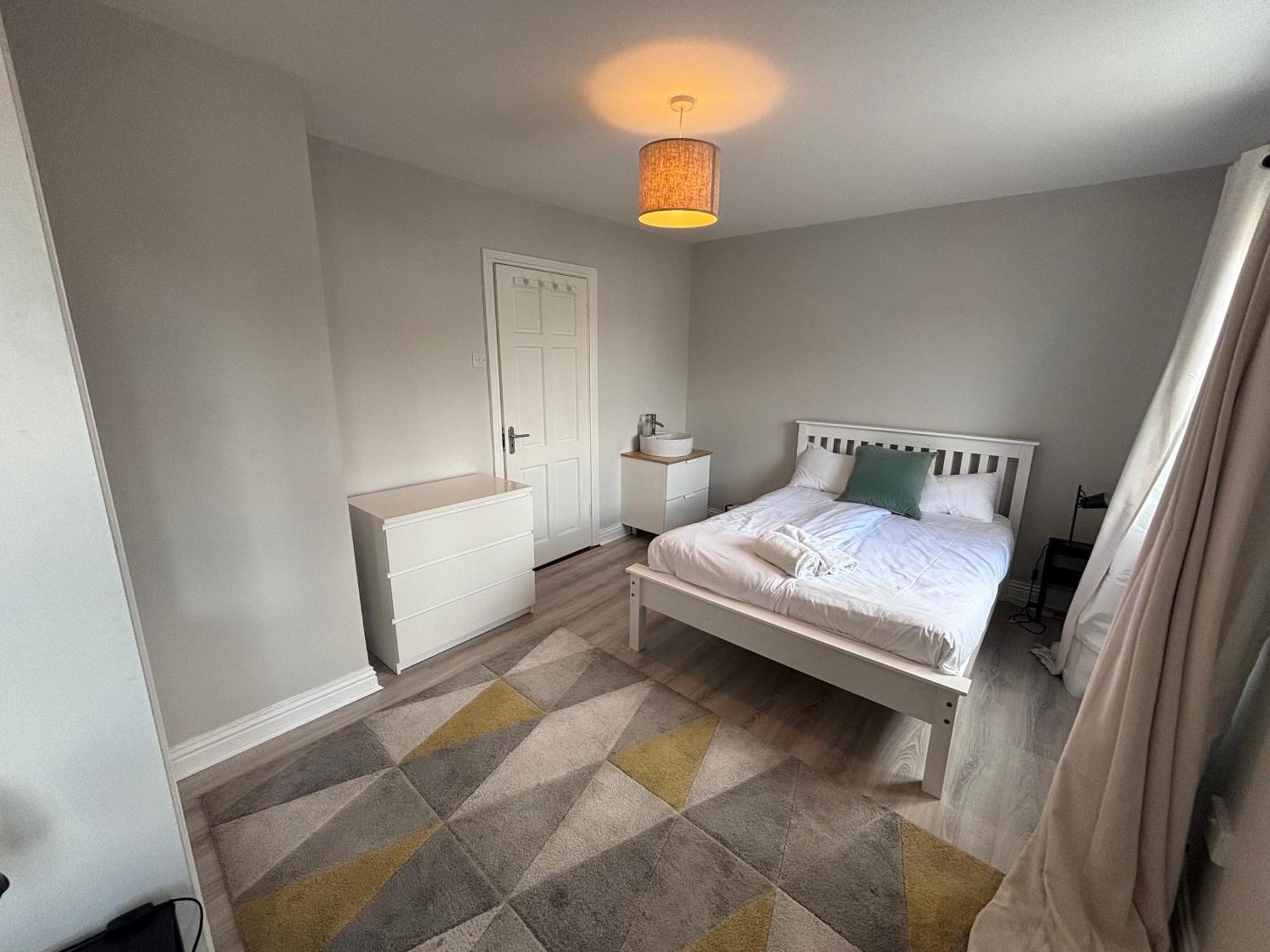 Central, Comfortable And Spacious 4 Bed Duplex *