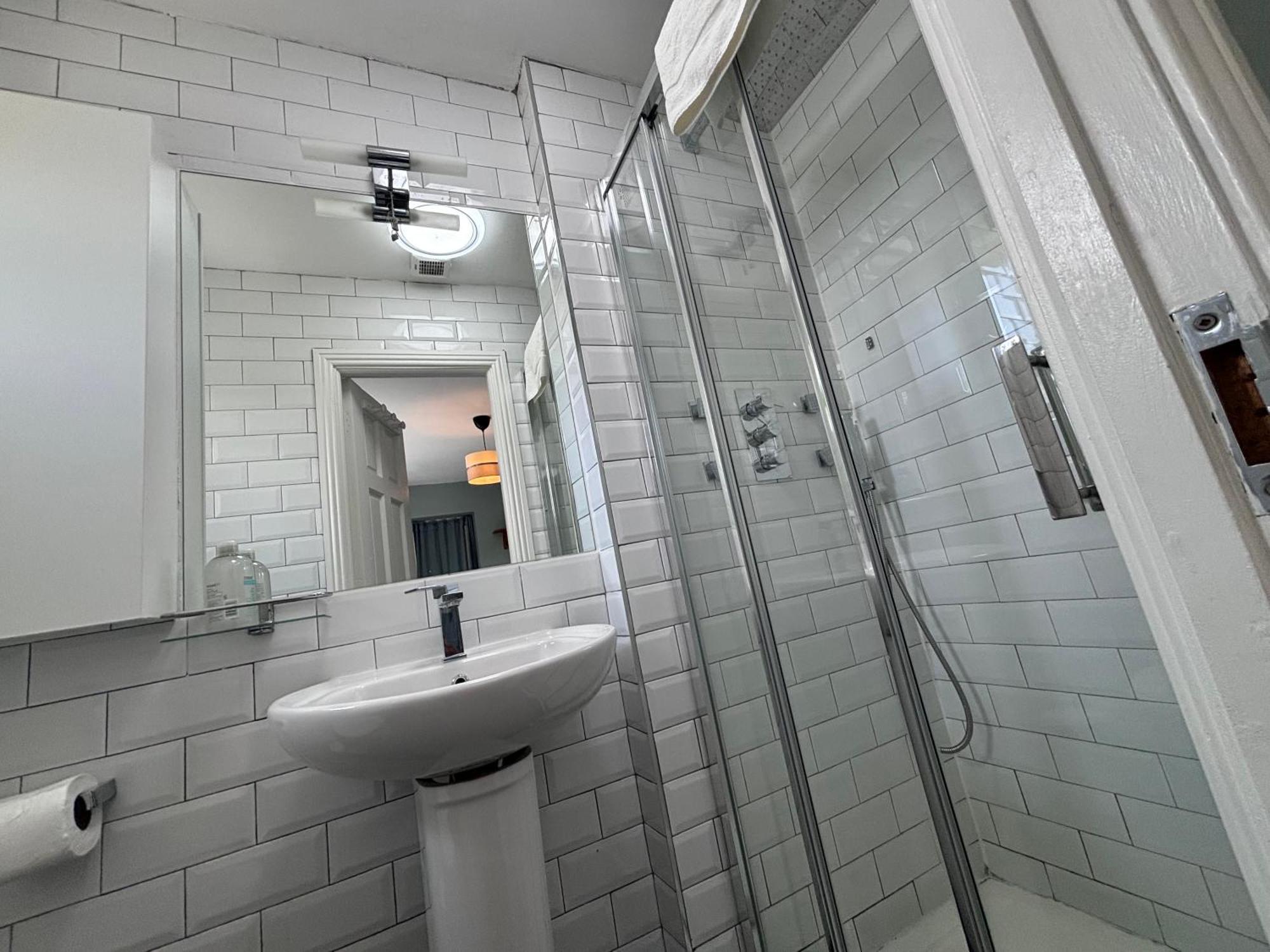 Central, Comfortable And Spacious 4 Bed Duplex Apartment *